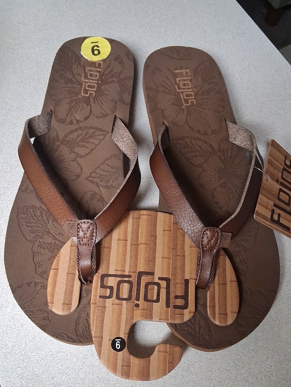 BNWT WOMENS Flojos Brown Faux Leather Floral-Print Thong Sandals Size 9